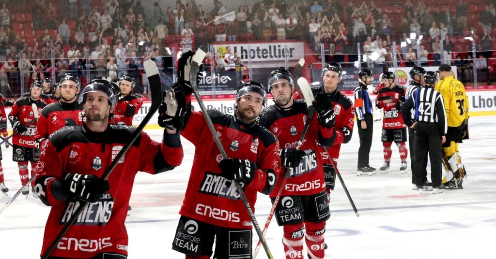 Les joueurs des Gothiques d'Amiens saluent le public du Coliséum