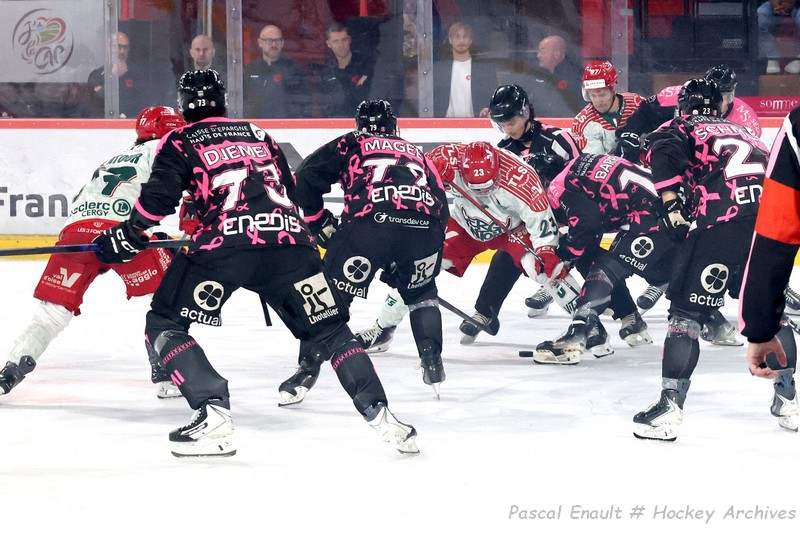 Mise au jeu entre les Gothiques d'Amiens Ilies Djemel et Brandon Magee et Colin Delatour (Cergy-Pontoise) au Coliséum, le 4 octobre 2026