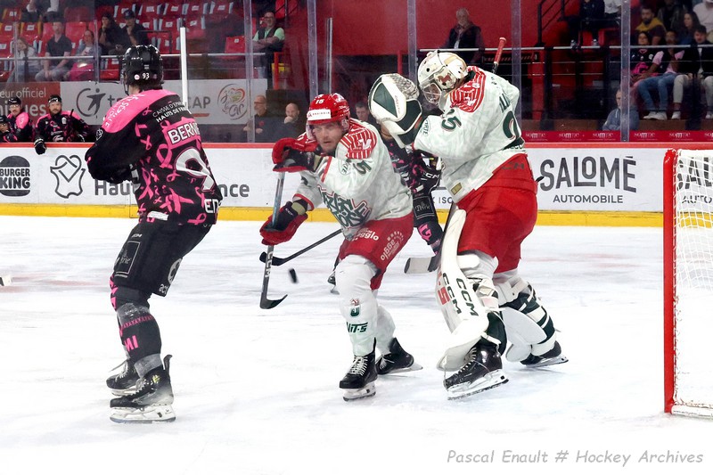 Gabriel Bernier (Amiens) devant la cage de Jesper Eliasson, marqué par Ryan Orgel (Cergy-Pontoise), au Coliséum, le 4 octobre 2026