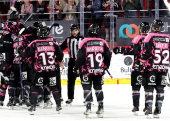 Les joueurs des Gothiques d'Amiens fêtent leur victoire en prolongation face à Cergy-Pontoise au Coliséum, le 4 octobre 2026