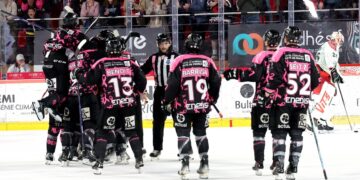 Les joueurs des Gothiques d'Amiens fêtent leur victoire en prolongation face à Cergy-Pontoise au Coliséum, le 4 octobre 2026