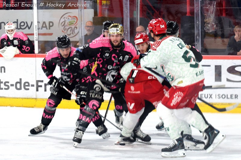 Kieran Craig (Amiens), casque d'or, à la mise au jeu face à Valentin Coffy (Cergy-Pontoise) au Coliséum, le 4 octobre 2026
