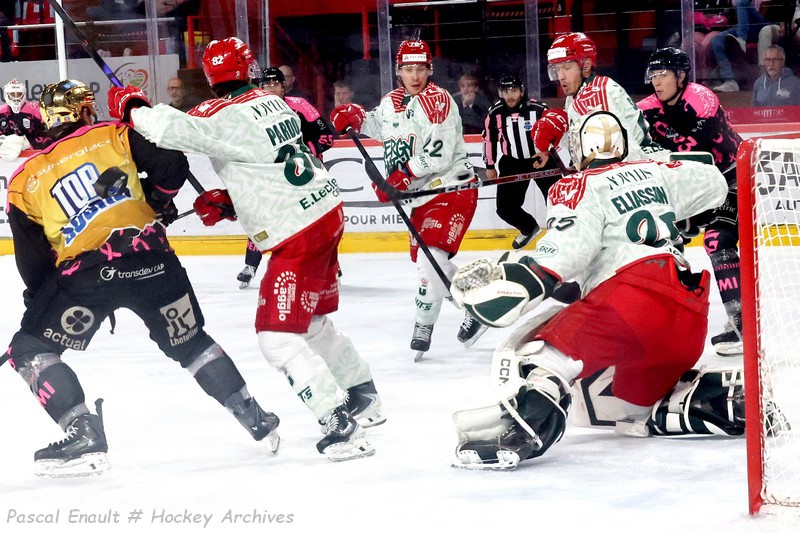 Kieran Craig (Amiens) devant Jesper Eliasson, gêné par Tomas Pardo (Cergy-Pontoise), au Coliséum, le 4 octobre 2026