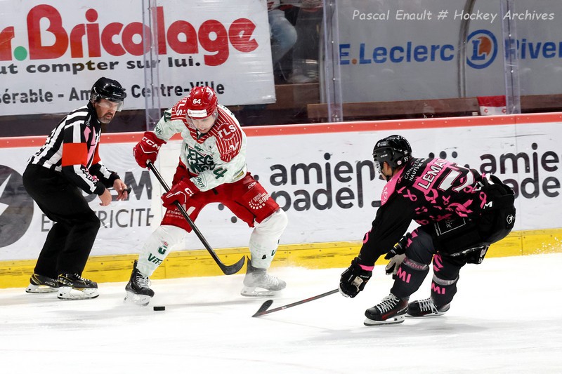 Nolan Volcan (Cergy-Pontoise) protège le palet face à Bastien Lemaitre (Amiens) au Coliséum, le 4 octobre 2026