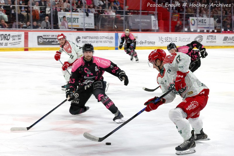 Lukas Macklin (Cergy-Pontoise), le palet à la crosse face aux Gothiques d'Amiens au Coliséum, le 4 octobre 2026