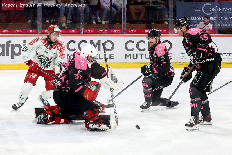Alexis Gravel (Amiens) repousse le palet devant Nolan Volcan (Cergy-Pontoise), Bastien Lemaitre en soutien, au Coliséum, le 4 octobre 2026