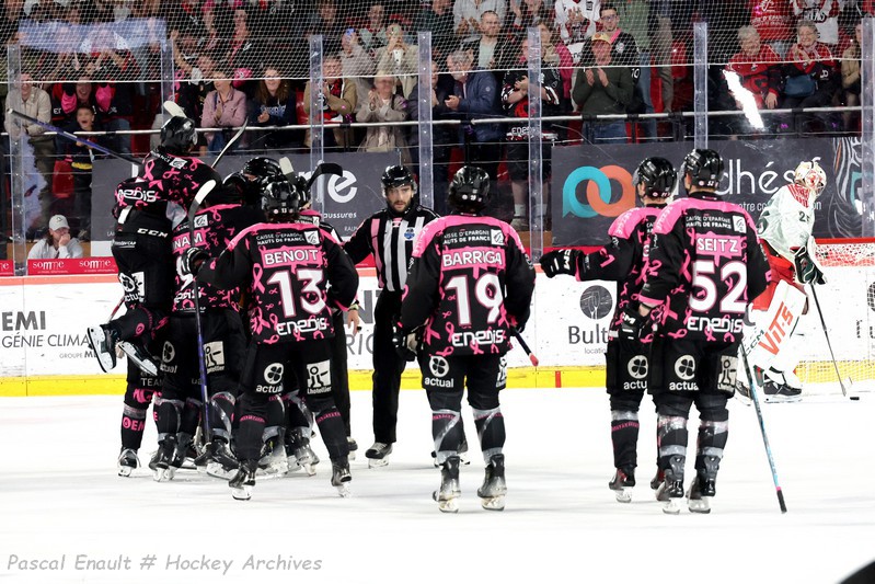Les joueurs des Gothiques d'Amiens fêtent leur victoire en prolongation face à Cergy-Pontoise au Coliséum, le 4 octobre 2026
