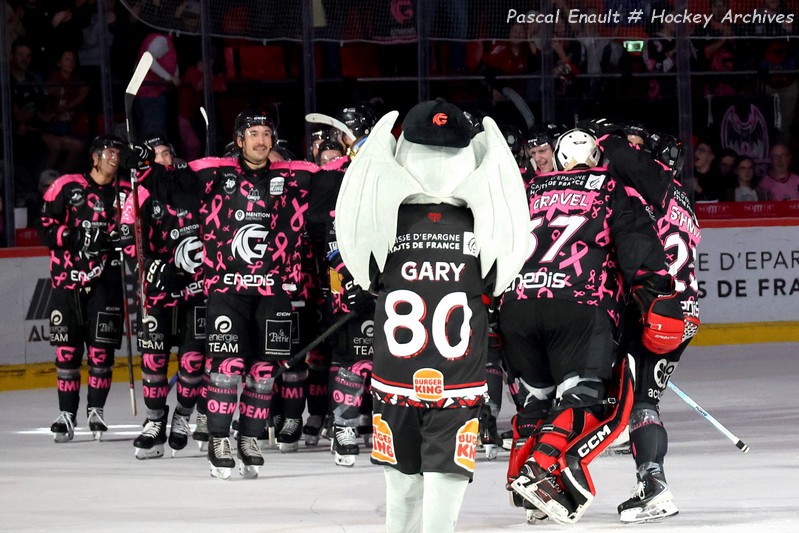 Alexis Gravel, gardien des Gothiques d'Amiens, salué par ses coéquipiers et la mascotte Gary après la victoire sur Cergy-Pontoise au Coliséum, le 4 octobre 2026