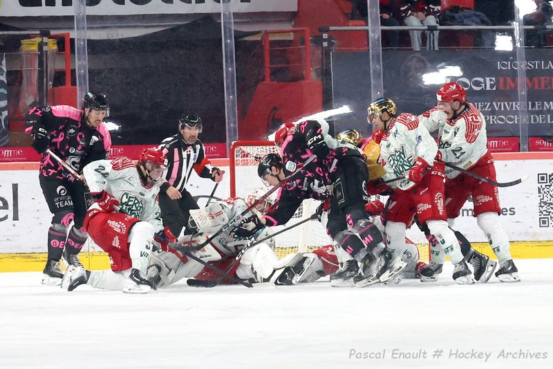 Mêlée devant la cage de Jesper Eliasson (Cergy-Pontoise), assiégée par les Gothiques d'Amiens au Coliséum, le 4 octobre 2026