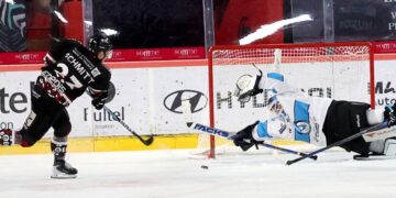 Charles Schmitt (Amiens) marque le but de la victoire face à Marseille au Coliséum, le 16 octobre 2026
