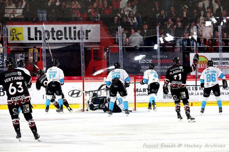 Antonin Plagnat (Amiens) lève les bras après un but de Kieran Craig face à Marseille, Jere Vertanen à ses côtés, au Coliséum, le 16 octobre 2026
