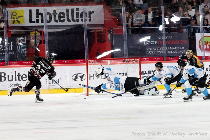 Charles Schmitt (Amiens) marque le but de la victoire face à Libor Kasik (Marseille) au Coliséum, le 16 octobre 2026