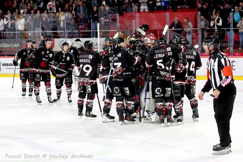 Les joueurs des Gothiques d'Amiens entourent Alexis Gravel après la victoire face à Marseille au Coliséum, le 16 octobre 2026