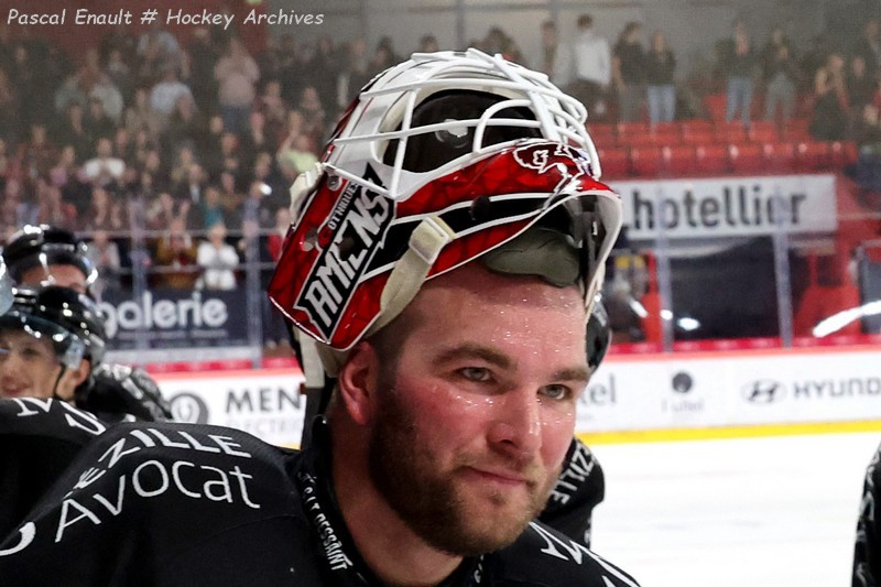 Alexis Gravel, gardien des Gothiques d'Amiens, masque relevé